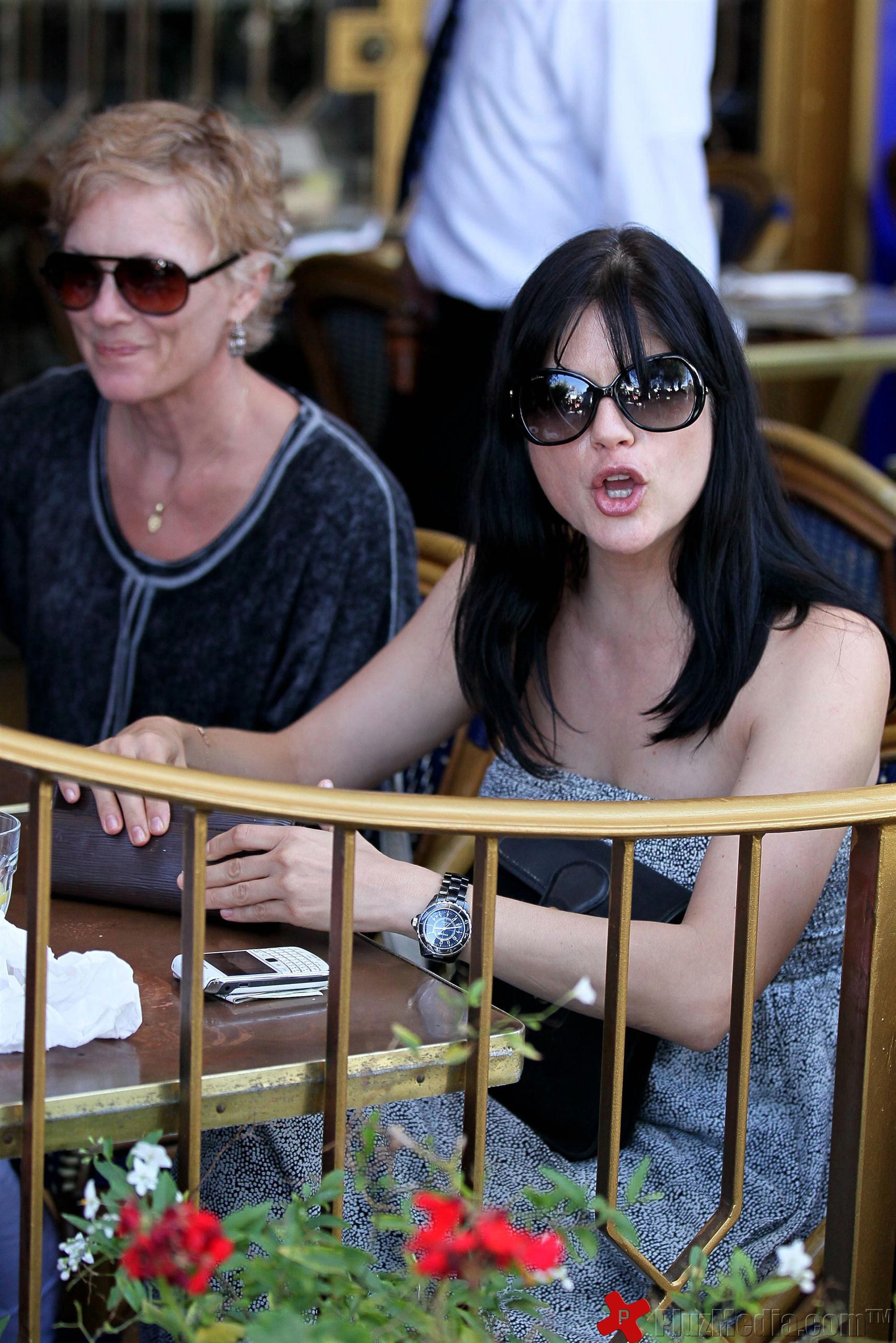 Selma Blair out to lunch with friends at The Little Door restaurant | Picture 89624